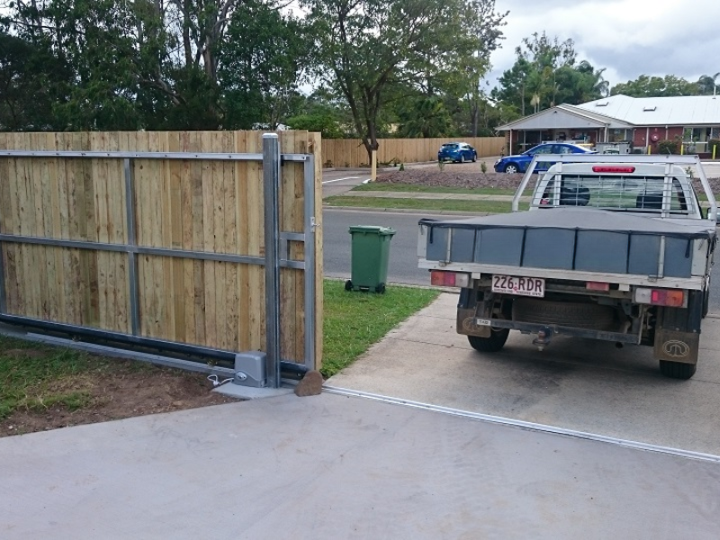 Solar sliding gate automation kit including gate motor, battery, controller, and solar panel.