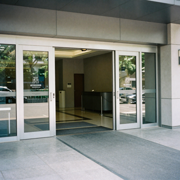 Automatic sliding door operating hands-free via motion sensor