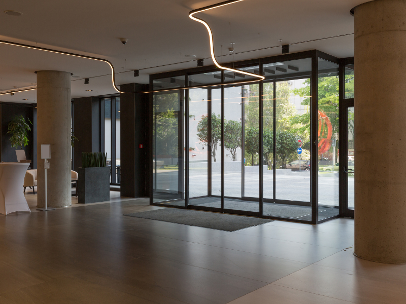 Automatic door operator for busy entrance commercial sliding door system